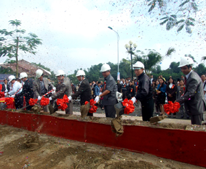 Các đại biểu tham gia lễ khởi công Trung tâm thương mại Đông Dương, thị trấn Lương Sơn, huyện Lương Sơn.